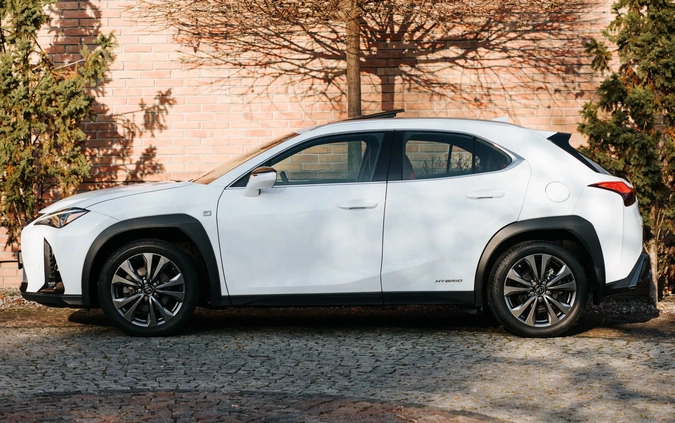 Lexus UX cena 145000 przebieg: 39452, rok produkcji 2020 z Białystok małe 742